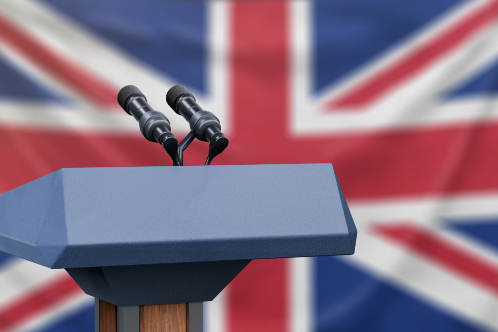 Podium,Lectern,With,Two,Microphones,And,United,Kingdom,Flag,In Göçmenlik Kuralları Değişikliği Bildirimi